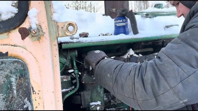 Заводят Трактор "ПЕТУШОК"в -27 с ПУСКАЧА.. смотреть онлайн