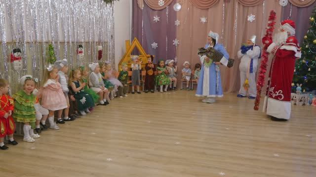 Новогодний утренник в Детском саду смотреть онлайн