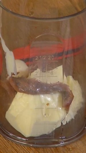 Стейк под пряным маслом из анчоусов, петрушки и чеснока