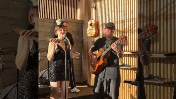 Сочи музыканты исполняют Бессаме мучо в Курортном романе на набережной