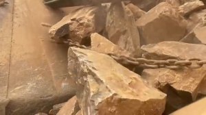 Большая камнедробилка: Гигант в действии"Дробление крупной породы: Мощный процесс"#камнедробилка