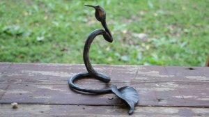 Ковка колибри на листе из цельного кругляка.