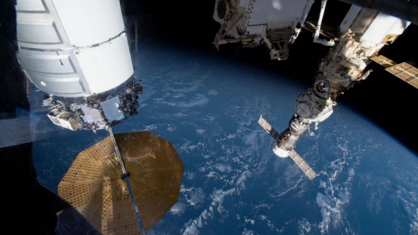 Экипаж Crew-11 с заболевшим космонавтом отстыковался от МКС