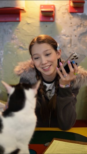 А ваши родители когда-нибудь так сильно вас опекали на свидании? ➡️ бэки со съемок в моем ТГ