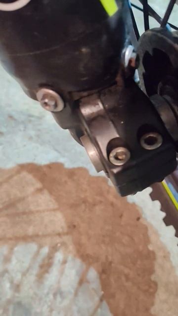 Около ЭНДУРО. разбираю передние амортизаторы.