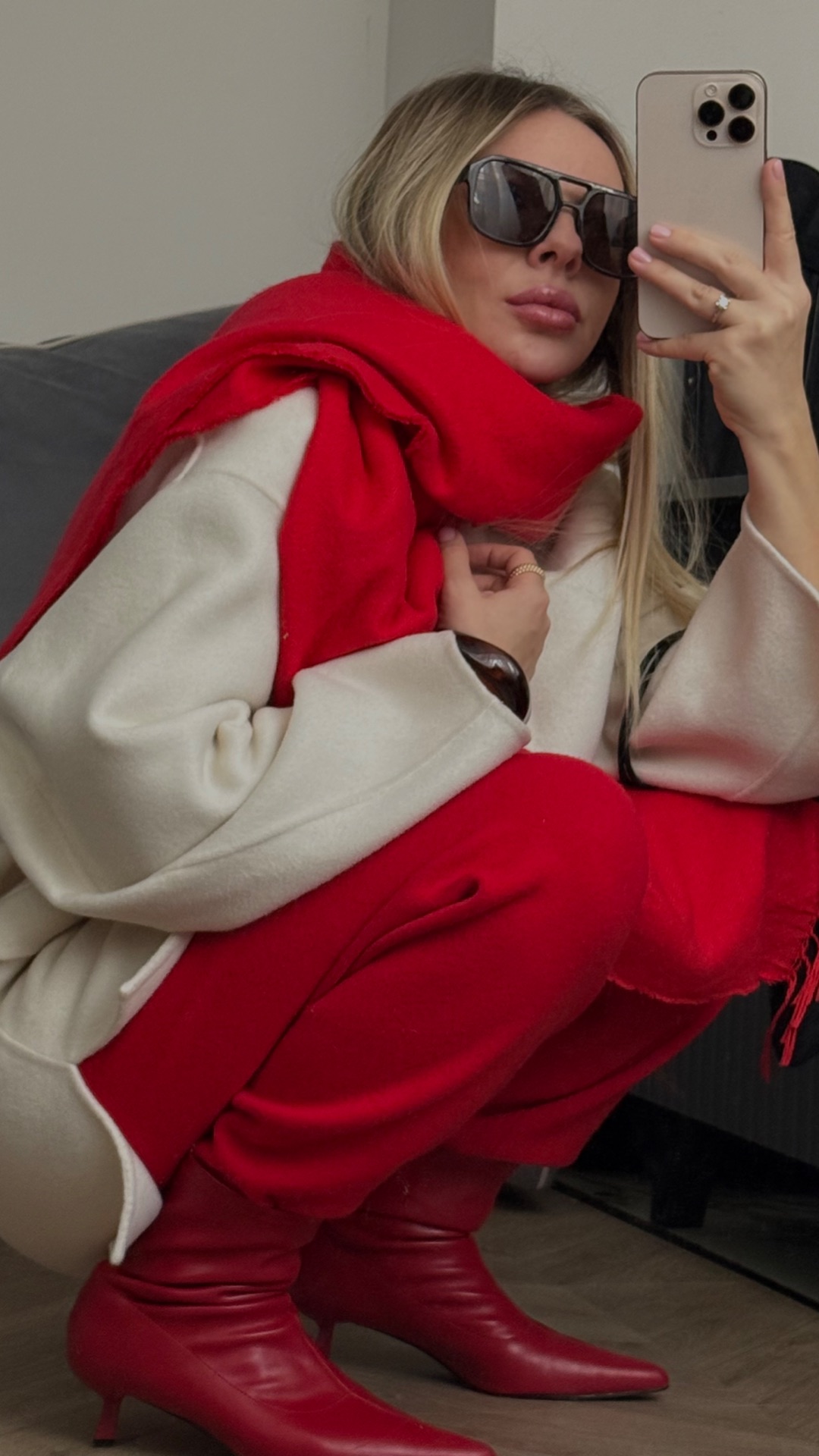 Стильный лук для зимы: красное + белое смотреть онлайн