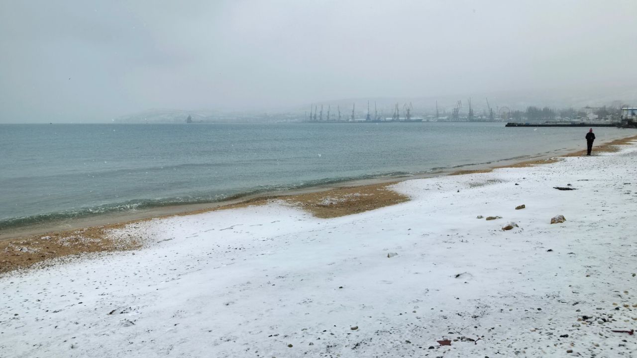 Крым ЗАСЫПАЕТ снегом! Феодосия, пляжи и зимнее море. Прогулка по заснеженному городу смотреть онлайн