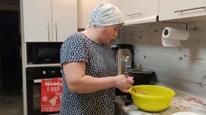 Готовим с внуком печеночный  торт. Жизнь в деревне