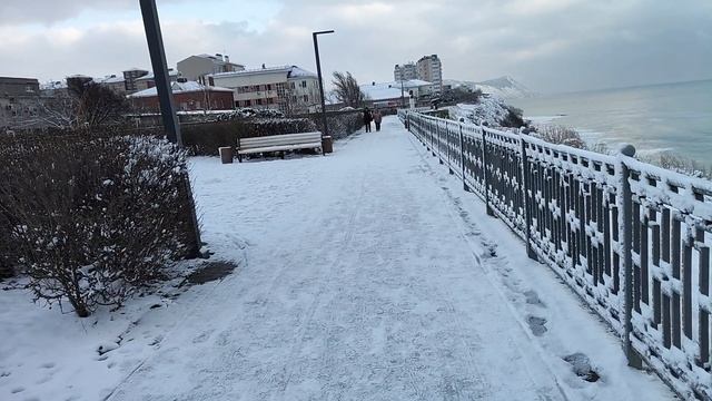 Анапа. Снег не собирается отступать! Набережная 16 января 2026. 16.30 смотреть онлайн