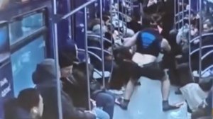 Подземный ныряльщик: в московском метро задержали танцующего в ластах мужчину