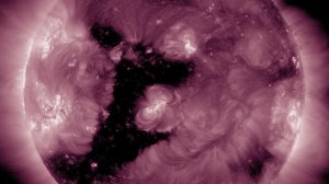Ученые опубликовали кадры необычной корональной дыры на Солнце