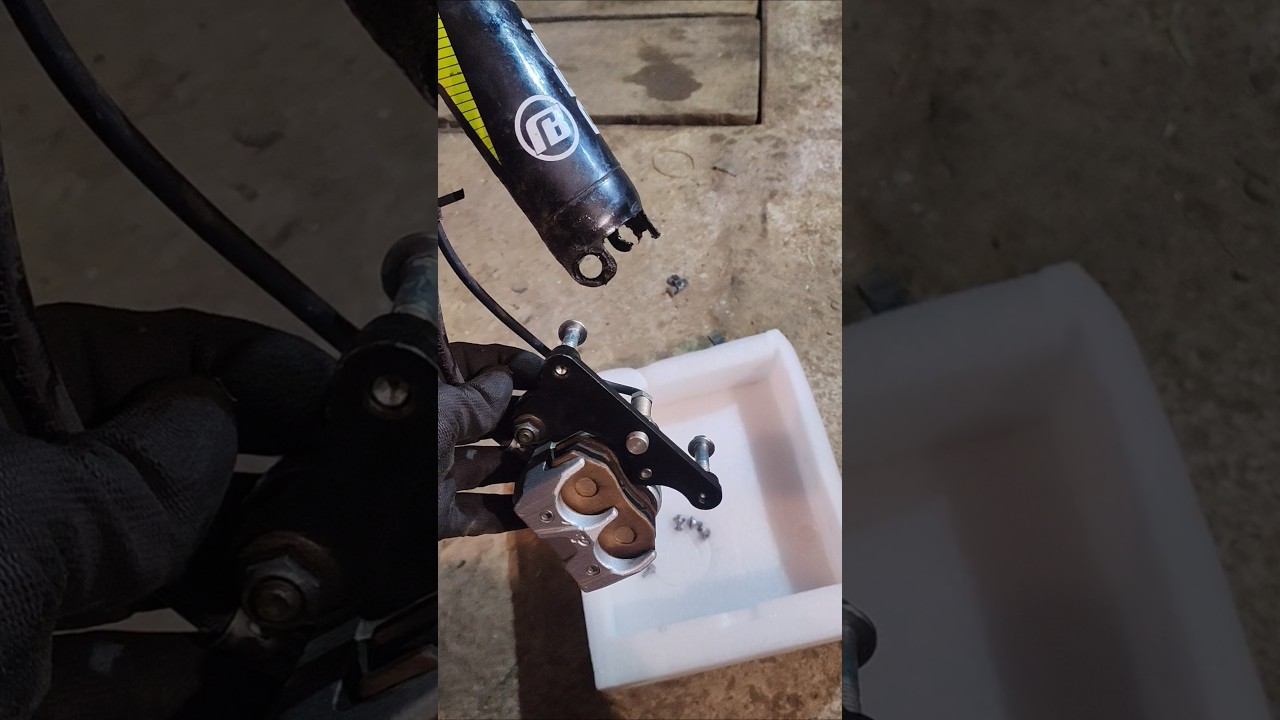 Около ЭНДУРО. разбираю передние амортизаторы.