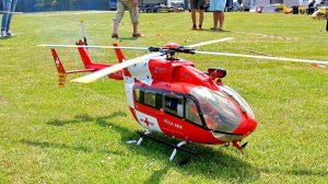 Медицинский вертолёт в действии на радиоуправлении