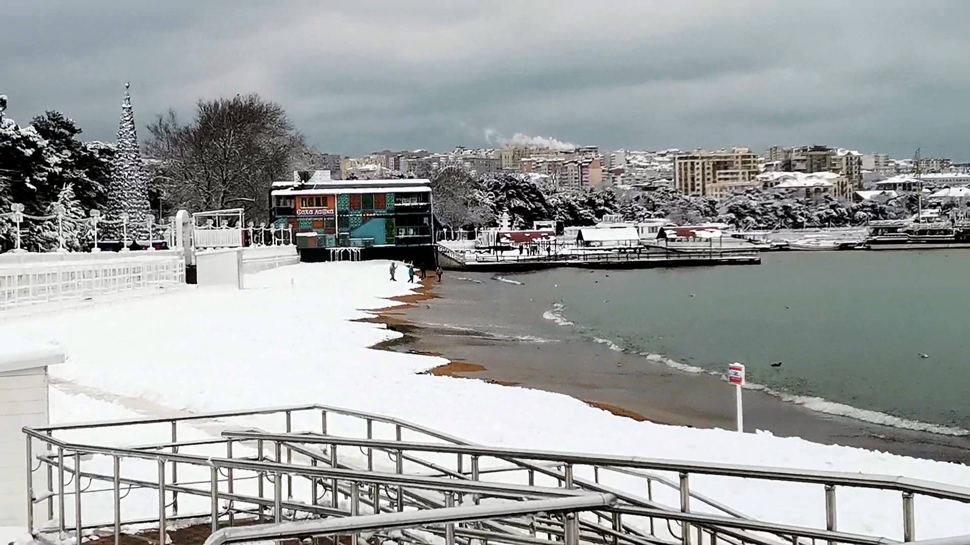 Снег поддаёт - Геленджик не отстаёт! В ночь с15-16 января 2026 смотреть онлайн