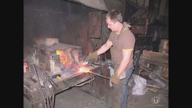 Кузнец из Тулы Павел Панкратов демонстрирует свои клинки из мозаичного дамаска