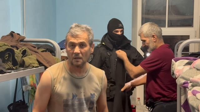 В Апраксином дворе заспанные мигранты убегали от полиции через магазин игрушек смотреть онлайн