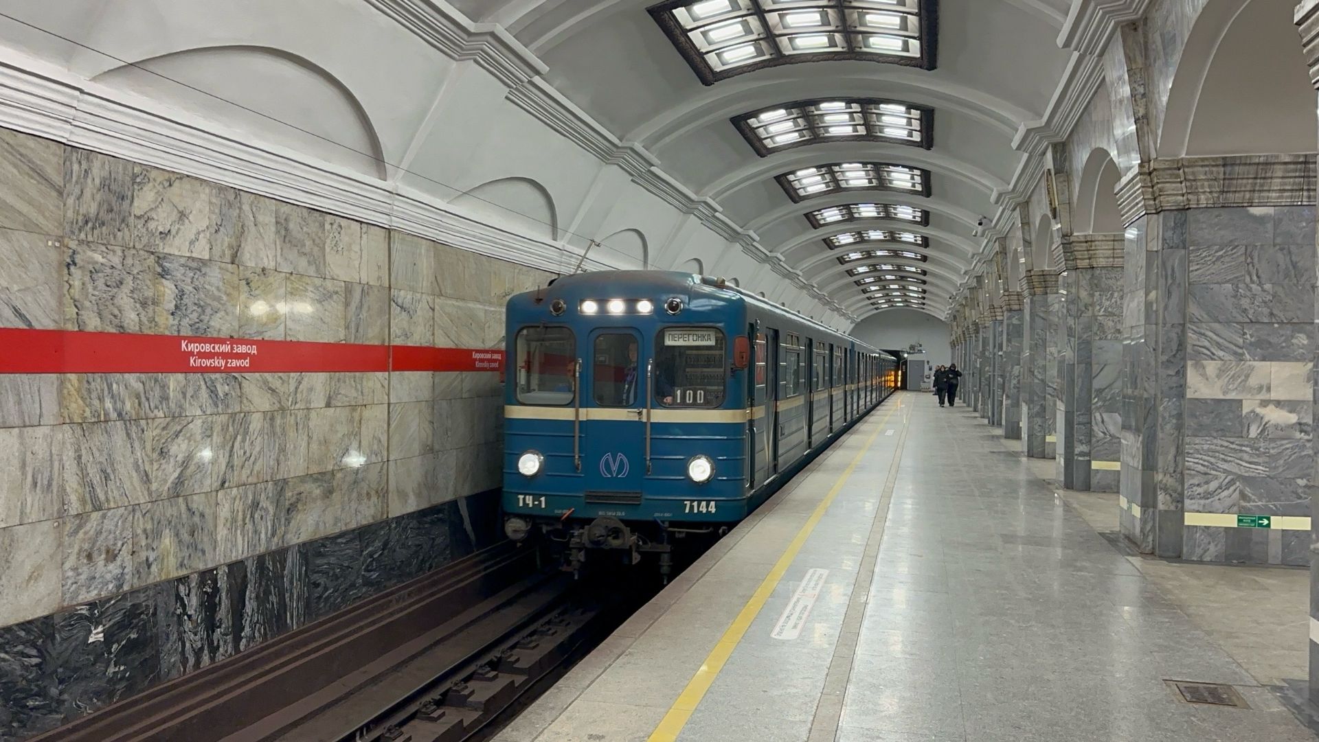 «Ема с кабриком!» Метропоезд Ема-502/Ем-501 с грузовым вагоном №3799 (81-501/502) №100 смотреть онлайн