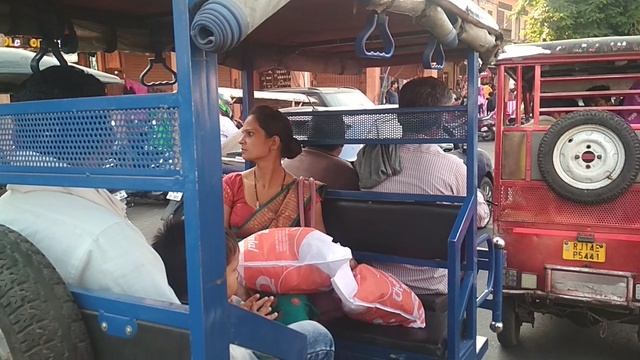 Такие едем в тук-туке по Джайпуру! смотреть онлайн