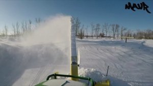 JOHN DEERE 1025R на уборке снега