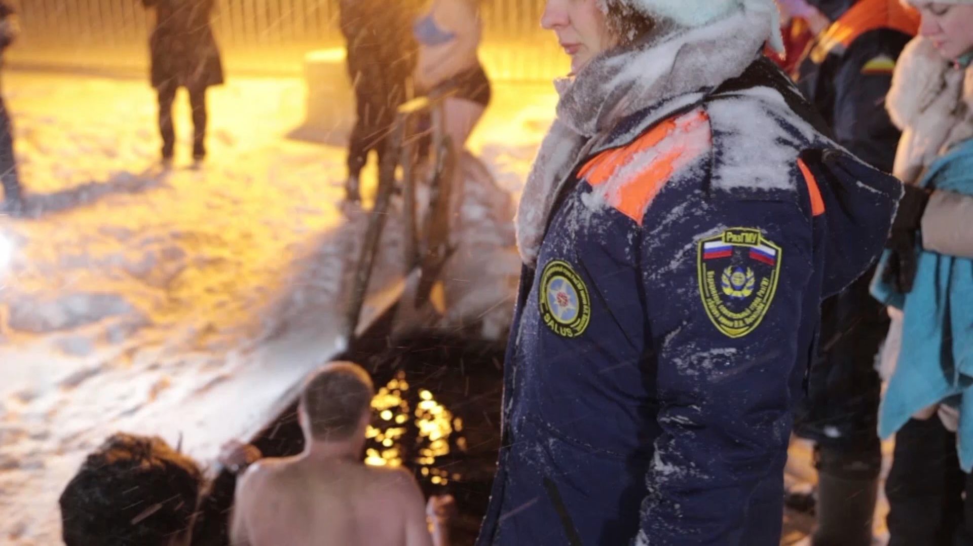 Врач рассказал, как правильно окунаться на Крещение смотреть онлайн