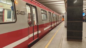 Петербургский метрополитен. Поезд Юбилейный, станция Проспект Ветеранов.