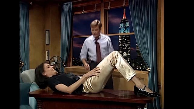 Фамке Янссен сводит Конана с ума своими бёдрами | «Поздняя ночь с Конаном О’Брайеном» смотреть онлайн