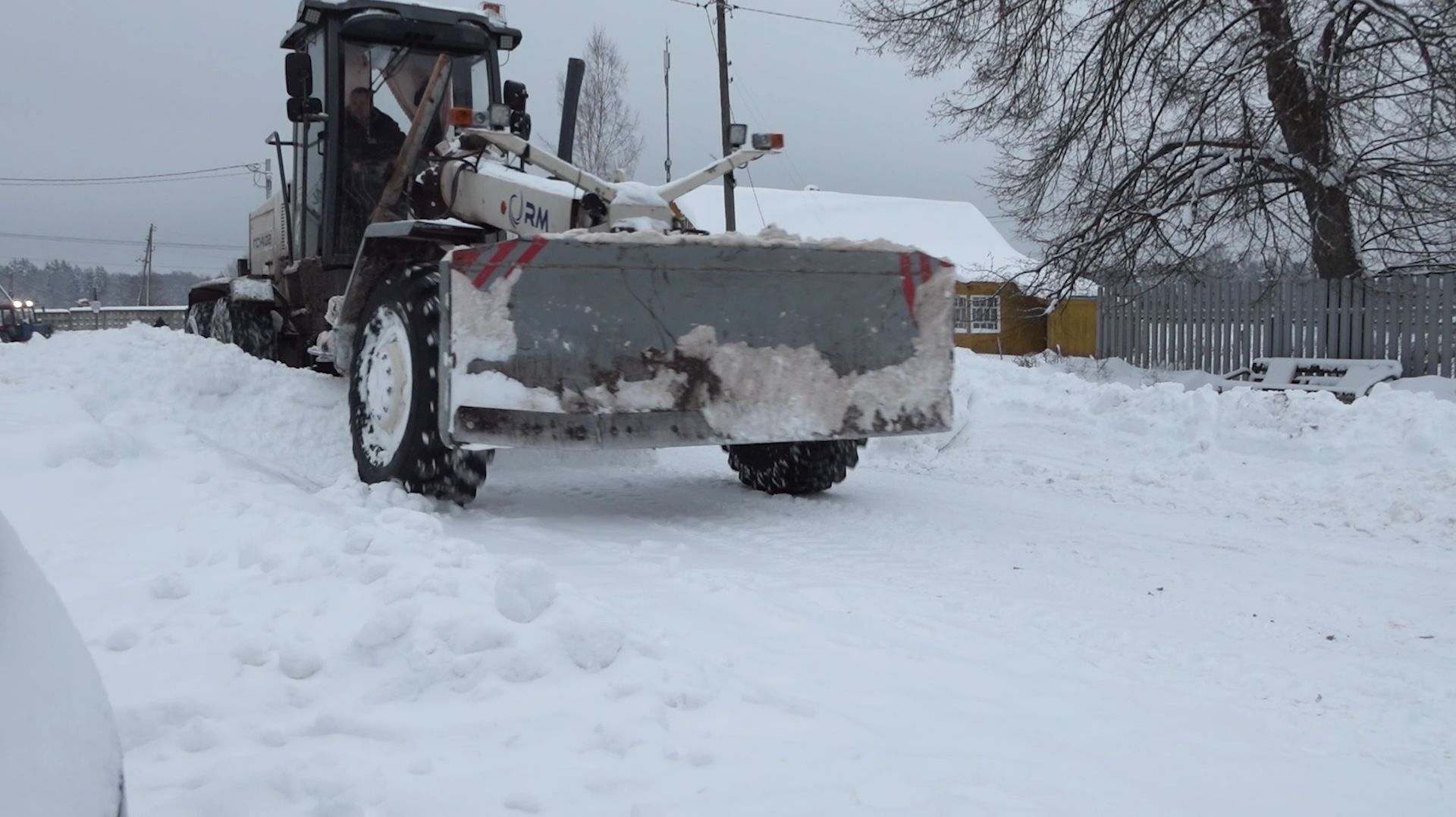 Грейдером по деревне. В округе вовремя очищают от снега отдалённые поселения смотреть онлайн