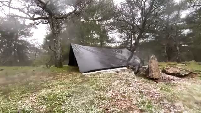 Поход в одиночку во время сильного ливня с градом и грозой, поход под проливным дождем со своей с... смотреть онлайн