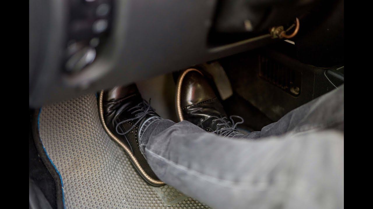 Можно ли выжимать сцепление-тормоз в повороте? Вопрос-ответ.