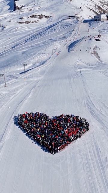 Видео: сотни лыжников выстроили сердце на склоне
