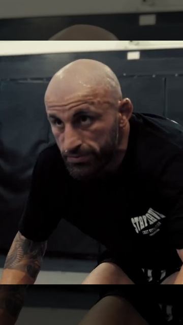 Александр Волкановски полностью погрузился в тренировочный процесс перед боем с Диего Лопесом смотреть онлайн