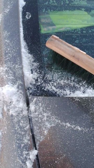 Деревянная щетка рулит для очистки снега зимой на авто смотреть онлайн