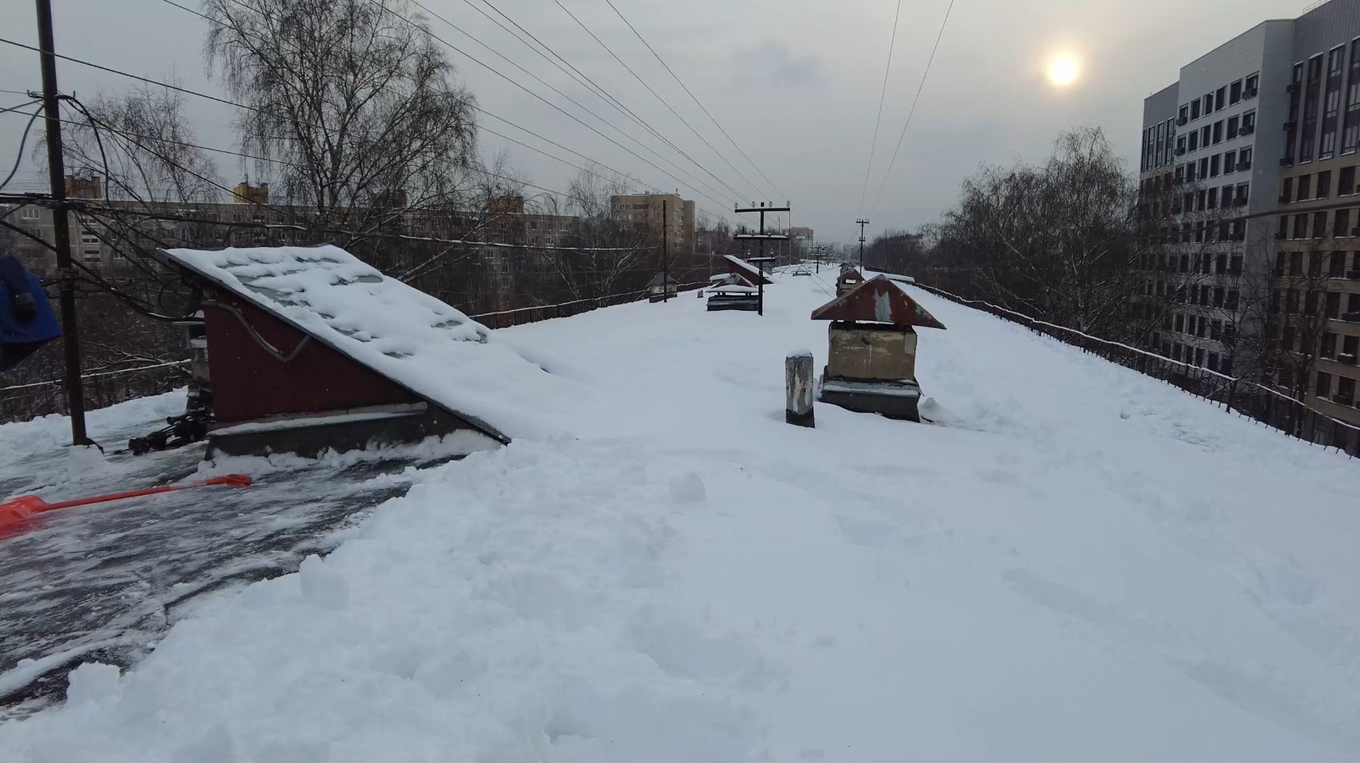 Генеральная уборка: коммунальные службы спасают крыши многоэтажек от снежных завалов смотреть онлайн