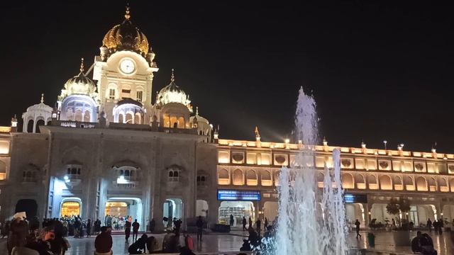 А вечером включили фонтан! смотреть онлайн