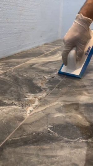 Специалист установил ванну.