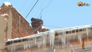 В округе идет очистка от снежных шапок и сосулек на крышах домов