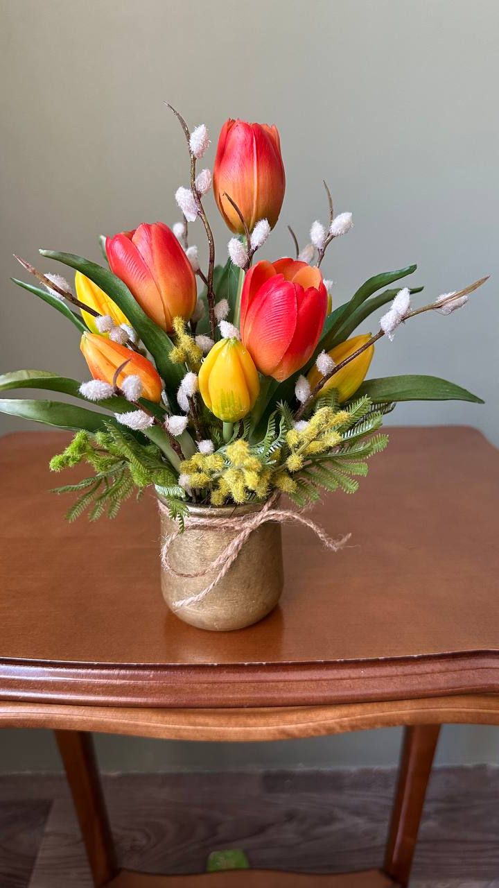 Композиция из искусственных тюльпанов и вербы.