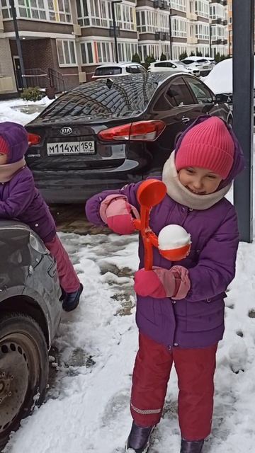 Делаем снежки!    . #зима #краснодар #снежки #снег