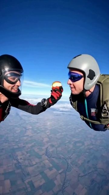 Яблоко будешь? #яблочки  #парашют