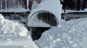 На Камчатке жители некоторых многоквартирных домов оказались заблокированы из-за снежных завалов.