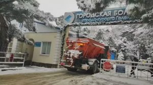 Особое внимание — расчистке подъездных путей к объектам здравоохранения.