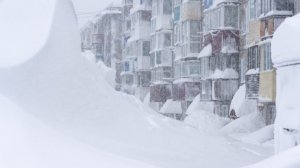 Снега навалило до второго этажа, люди выбираются из домов через окна. Камчатка вновь в снежном плену