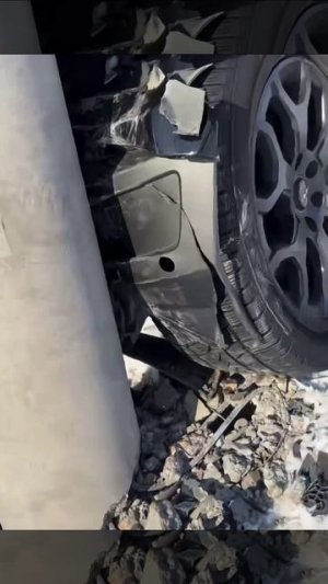 Леопард 5 снес железобетонный столб👀 Видимо у Китайцев даже столбы "китайские"😂