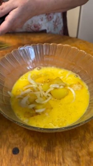 Жареная картошка с яйцом и луком