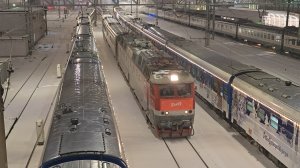 протиснулся между поездом Деда Мороза. ЧС7-009 с поездом №108 Брянск–Москва