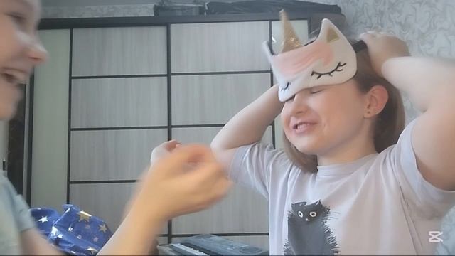 Кто лучше друг друга накрасит с закрытыми глазами?🤔#Челлендж#смешно#макияж смотреть онлайн