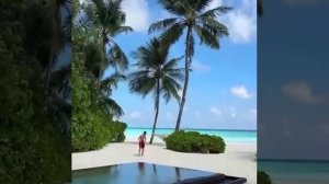 ⚡️Пётр Ян поддерживает форму на отдыхе, пока на заднем плане его сын делает бой с тенью.