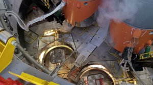 Час до пуска. Убирается кабина обслуживания.