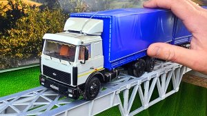 Грузовики проезжают старый мост! Кто упадёт? Про машинки