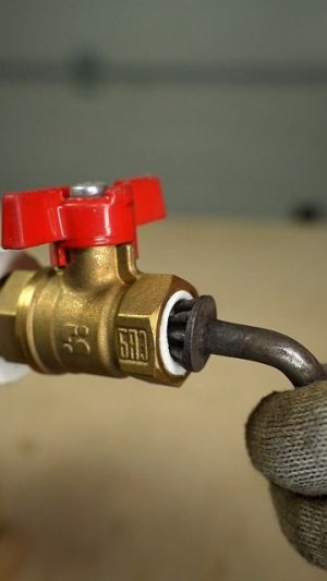 Хитрость как выкрутить остатки пластика с резьбы